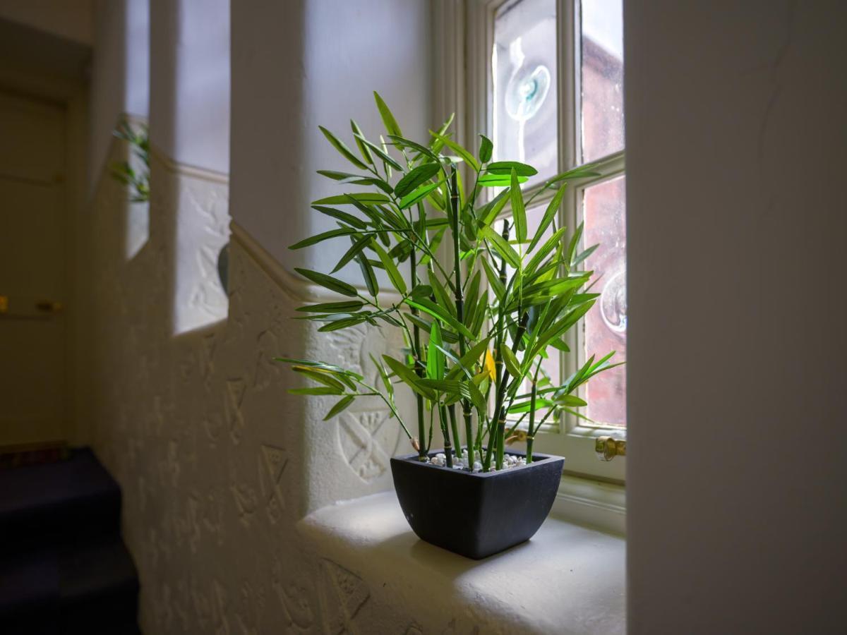 Pass The Keys Historic Ramsay Garden Apt With Balcony Views Edinburg Exteriör bild