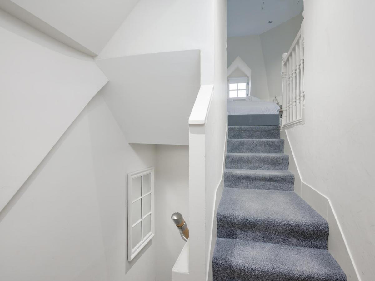Pass The Keys Historic Ramsay Garden Apt With Balcony Views Edinburg Exteriör bild
