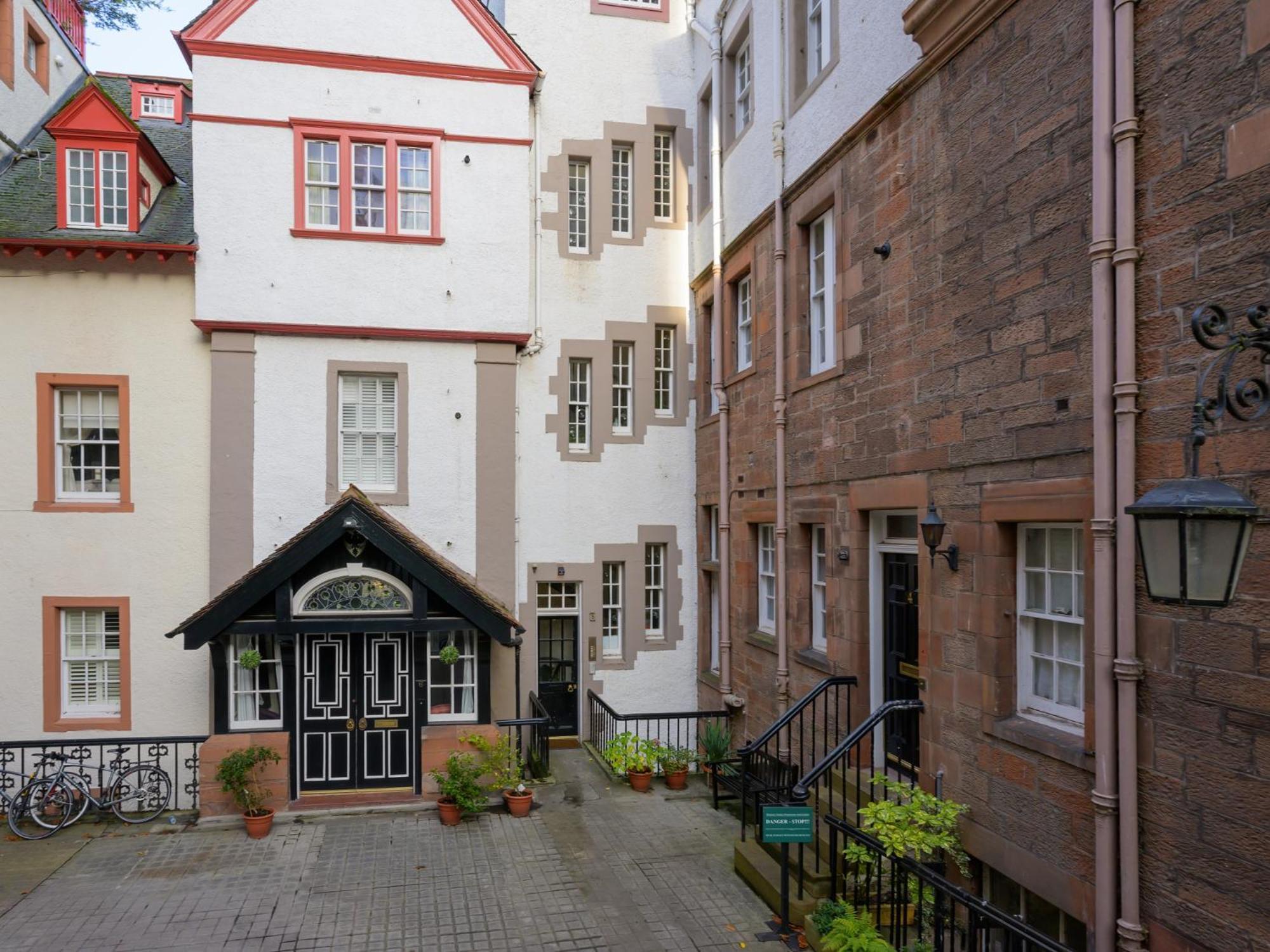 Pass The Keys Historic Ramsay Garden Apt With Balcony Views Edinburg Exteriör bild